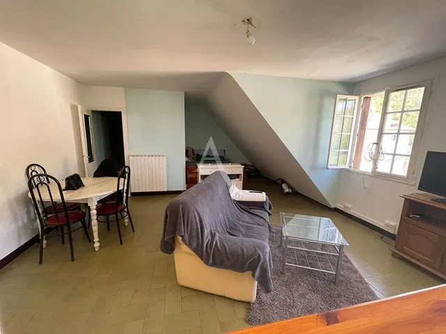 Oturma odası; doğal ışık, fayans zemin