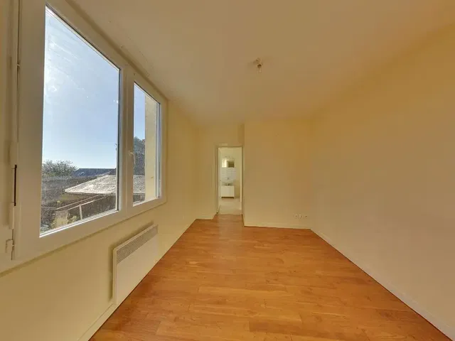 Chambre; vue, parquet, lumière naturelle