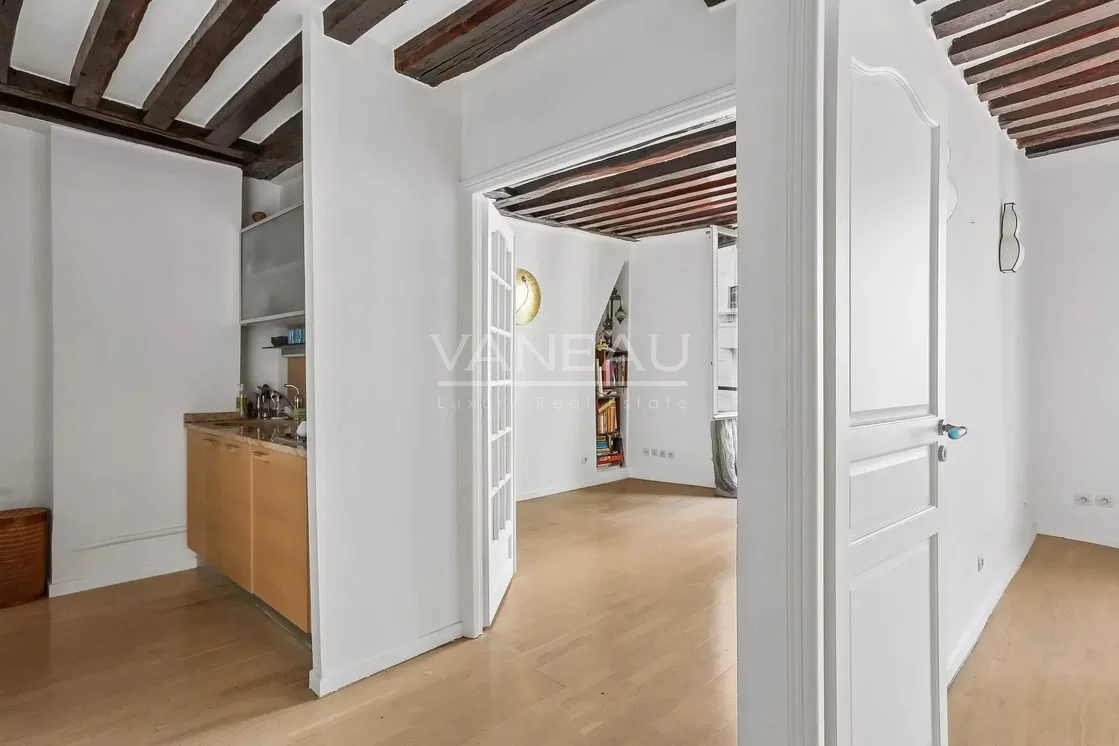 مطبخ; عوارض خشبية, أرضية خشبية, ضوء طبيعي