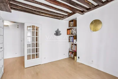 Salon; poutres en bois, parquet, lumière naturelle