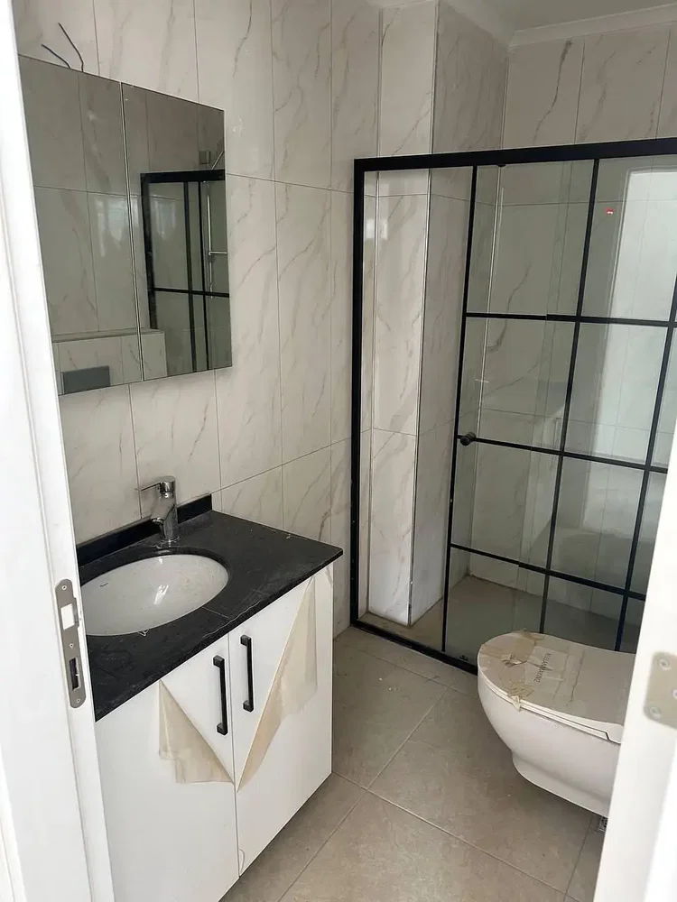 Купатило; плочице, реновиран, природно светло