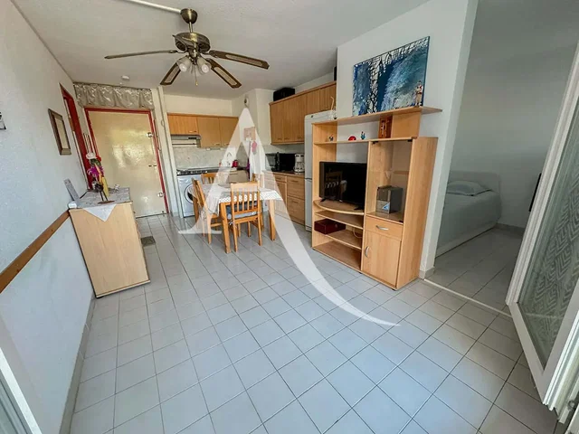 Woonkamer; tegelvloer, keukenapparatuur, natuurlijk licht