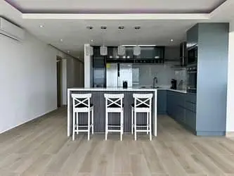 Keuken; keukenapparatuur, houten vloer, natuurlijk licht, moderne stijl