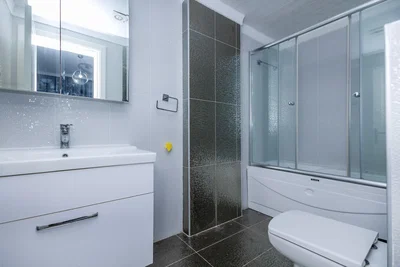 Casa de banho; chão de azulejo, renovado, luz natural, estilo moderno