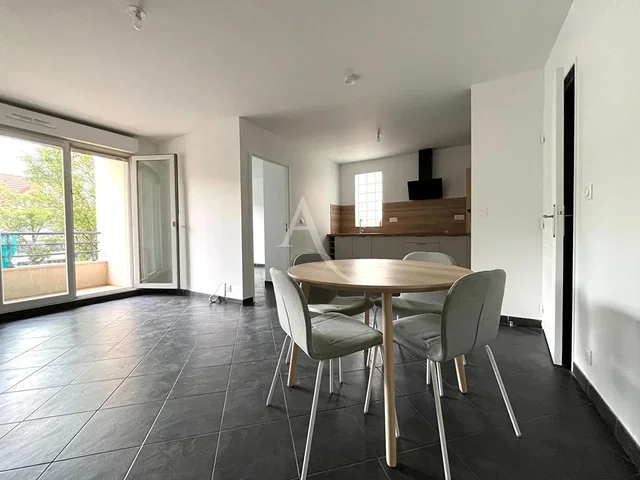 Jedáleň; dlažba, výhľad, prirodzené svetlo