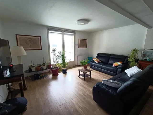 Obývací pokoj; přirozené světlo, dřevěná podlaha