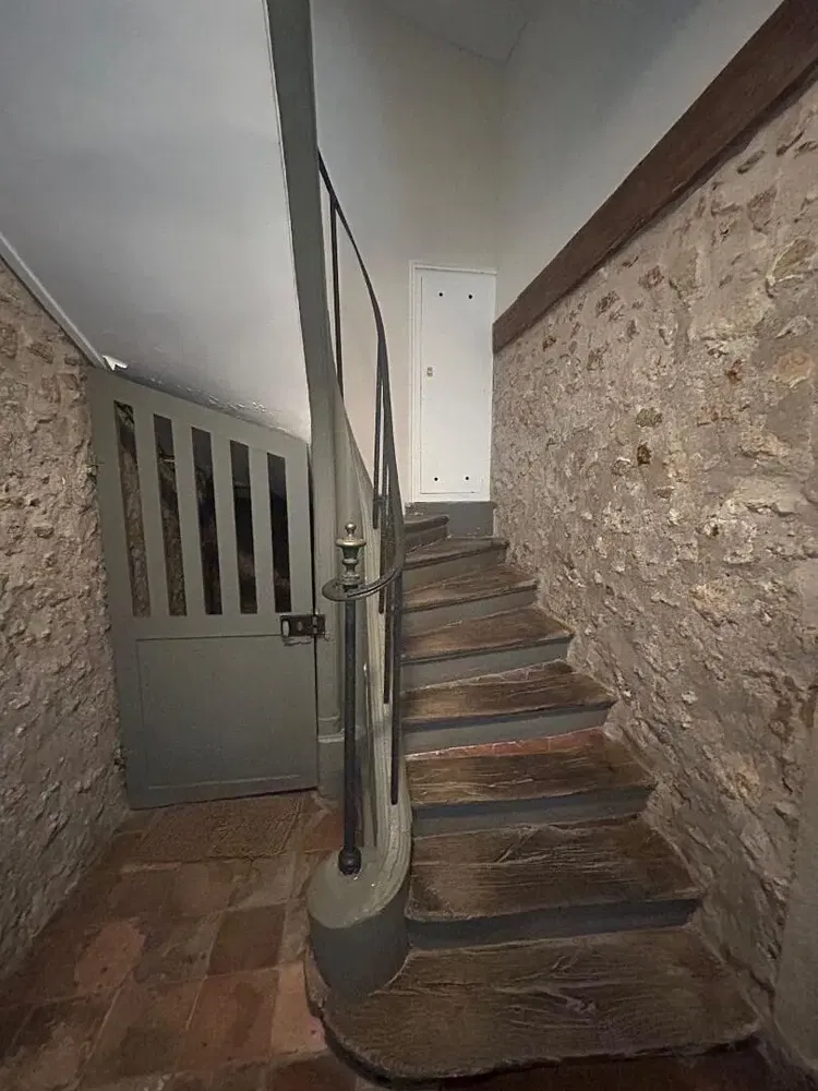 Podrum; drveni pod, drvene grede, rustikalni stil, potrebna renovacija