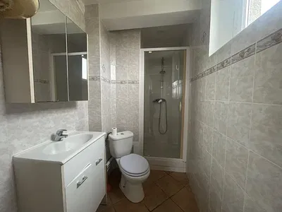 Kupaonica; pločice, prirodno svjetlo