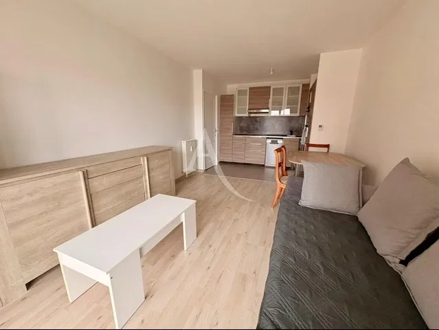 Woonkamer; houten vloer, natuurlijk licht, moderne stijl