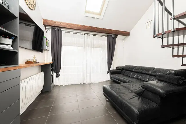 Salon; podłoga z płytek, światło dzienne