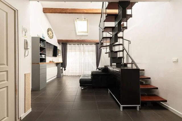 Salon; belki drewniane, wysokie sufity, podłoga z płytek, światło dzienne