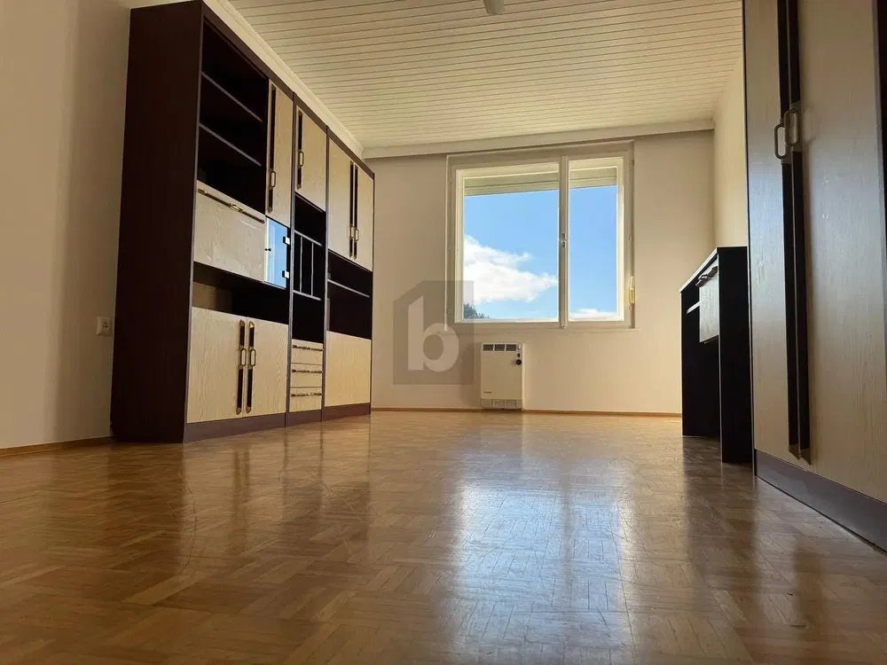 Спаваћа соба; дрвени под, природно светло, реновиран