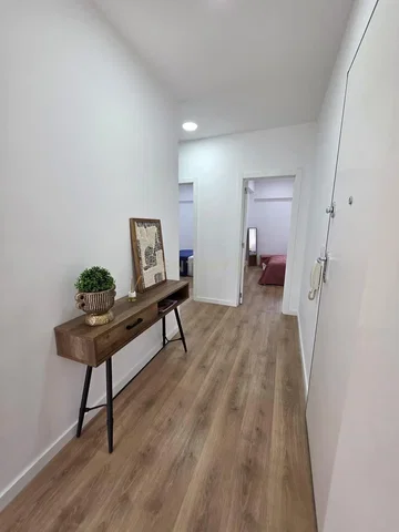 Chamber; wood floor, natural light