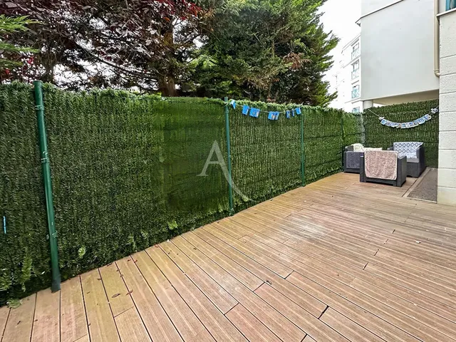 Taras; podłoga drewniana, światło dzienne