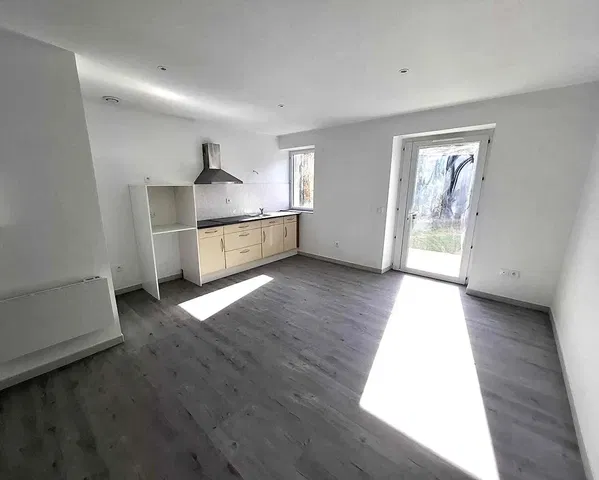 Kuchyňa; prirodzené svetlo, dlažba