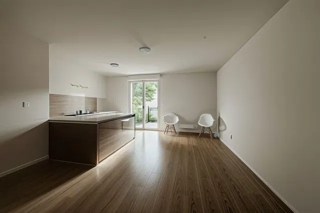 Cucina; luce naturale, pavimento in piastrelle, vista