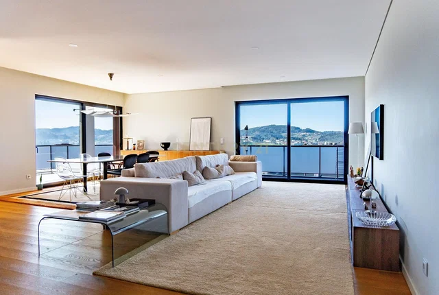 Soggiorno; vista, pavimento in legno, luce naturale, stile moderno