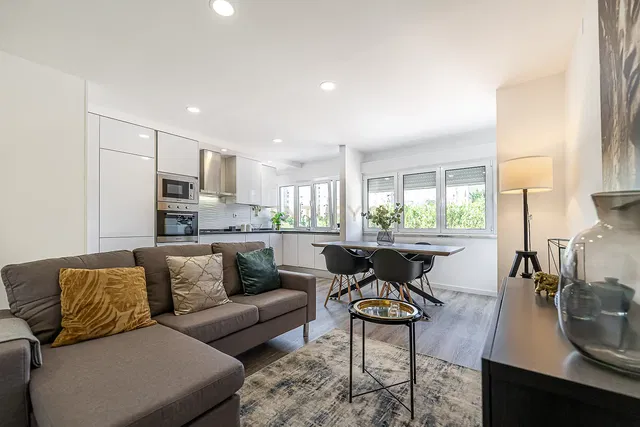 Wohnzimmer; küchengeräte, tageslicht, moderner stil, holzboden