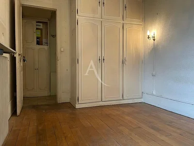 Soba; drveni pod, potrebna renovacija