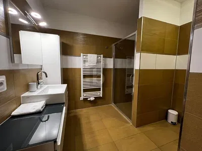 Купатило; плочице, реновиран, природно светло, модерни стил