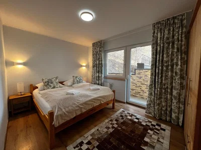 Спаваћа соба; дрвени под, природно светло