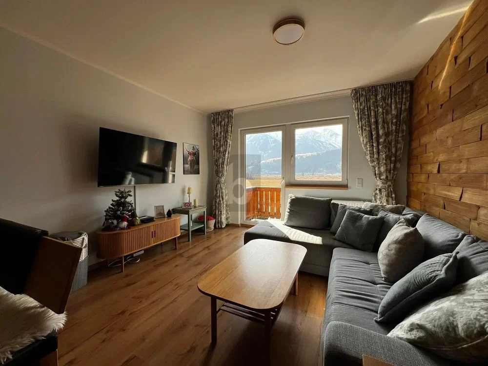 Дневна соба; поглед, дрвени под, природно светло