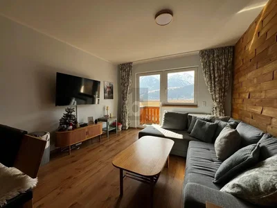 Дневна соба; поглед, дрвени под, природно светло