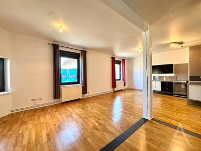 Dnevna soba; drveni pod, prirodno svjetlo, renoviran, kuhinjski aparati