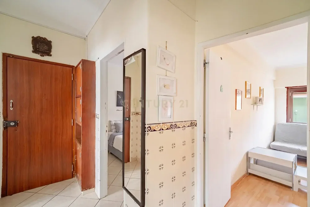 Obývací pokoj; dlažba, dřevěná podlaha, přirozené světlo