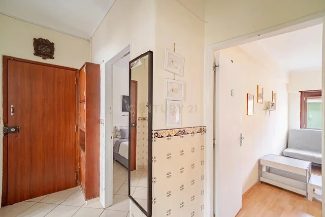 Salón; suelo de baldosas, suelo de madera, luz natural