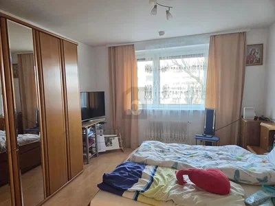 Schlafzimmer; tageslicht, holzboden