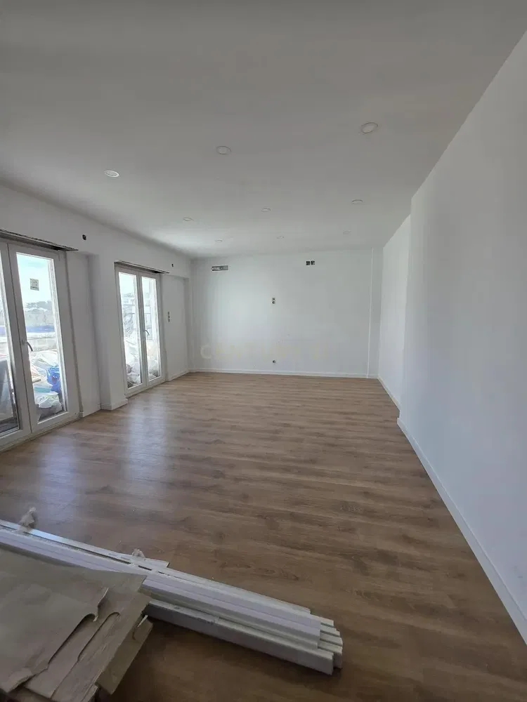 Obývačka; drevená podlaha, prirodzené svetlo, po rekonštrukcii