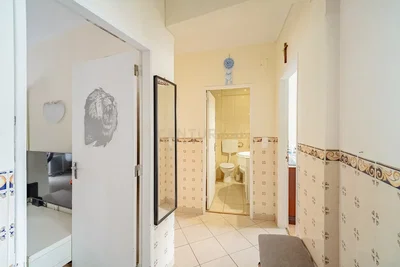 Koupelna; dlažba, přirozené světlo, nutná rekonstrukce