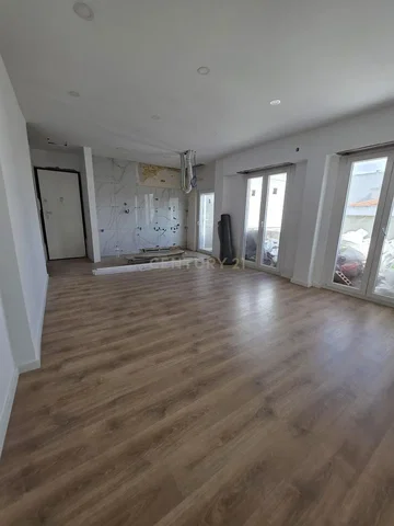 Soggiorno; pavimento in legno, luce naturale, necessita ristrutturazione