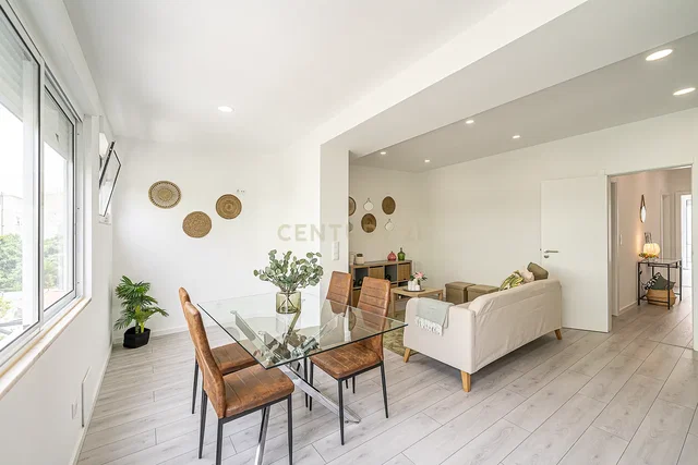 Wohnzimmer; fliesenboden, tageslicht, moderner stil