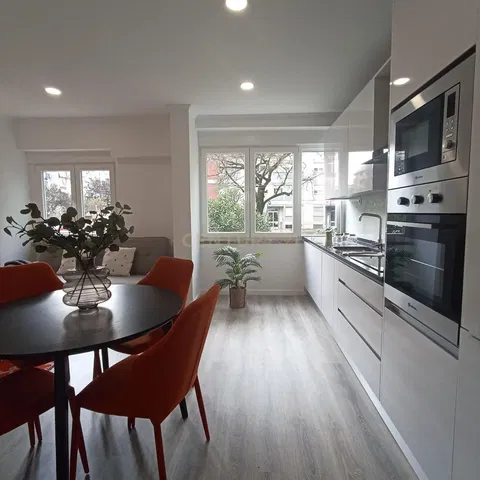 Küche; küchengeräte, tageslicht, moderner stil