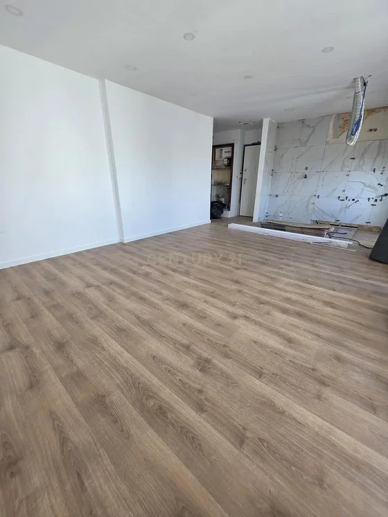 Obývačka; drevená podlaha, po rekonštrukcii, prirodzené svetlo