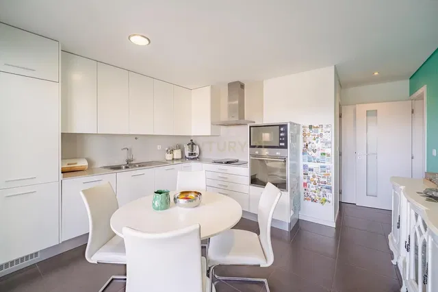 Kuchyně; kuchyňské spotřebiče, dlažba, po rekonstrukci, přirozené světlo, moderní styl