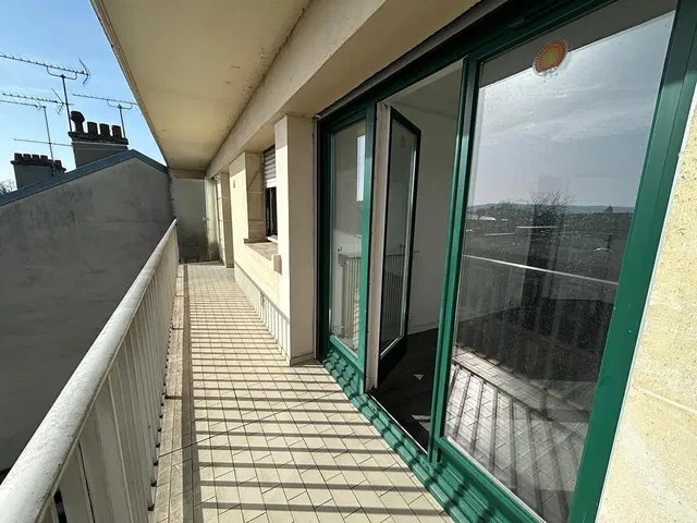 Balcone; pavimento in piastrelle, vista