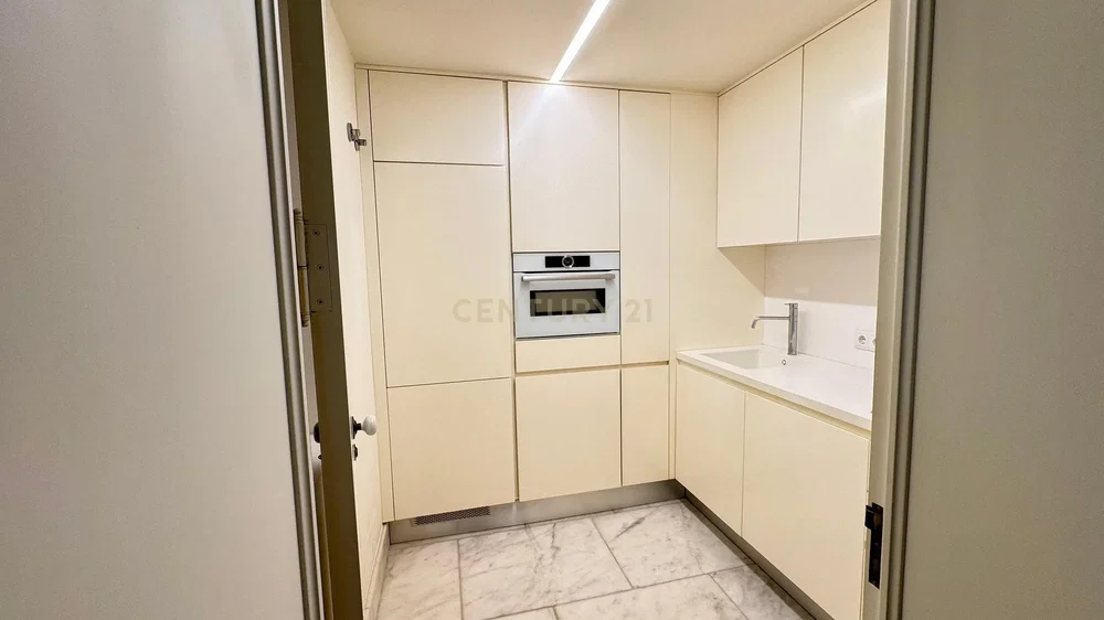 Кухиња; кухињски апарати, реновиран, природно светло