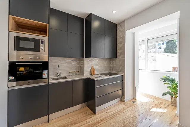 Kuhinja; kućanski aparati, prirodna svjetlost, moderan stil, drveni pod