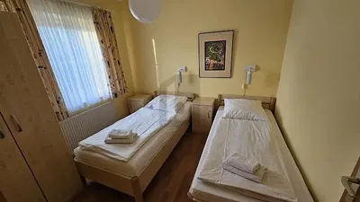 Υπνοδωμάτιο; φυσικό φως, ξύλινο πάτωμα