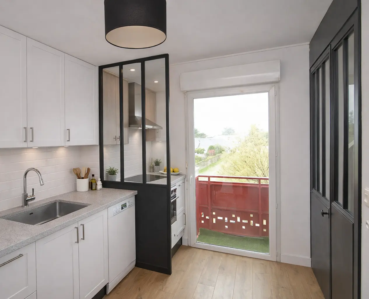 Кухиња; кухињски апарати, поглед, природно светло