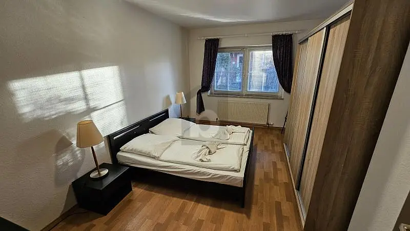 Υπνοδωμάτιο; φυσικό φως, ξύλινο πάτωμα