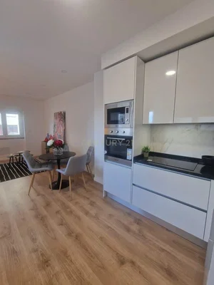 Кухиња; кухињски апарати, модерни стил, дрвени под, природно светло