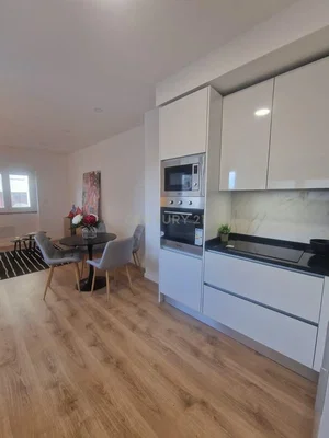 Küche; küchengeräte, moderner stil, holzboden, tageslicht