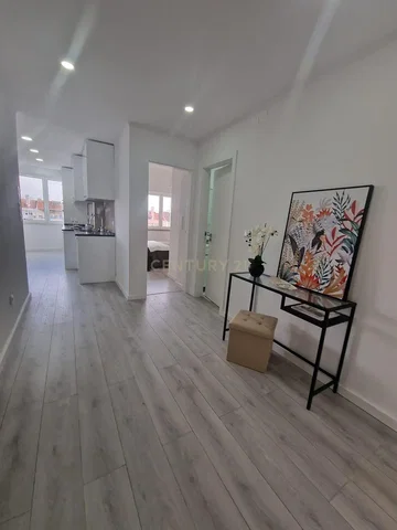 Living room; natural light, modern style, wood floor, view