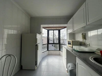 Кухиња; кухињски апарати, плочице, природно светло, модерни стил