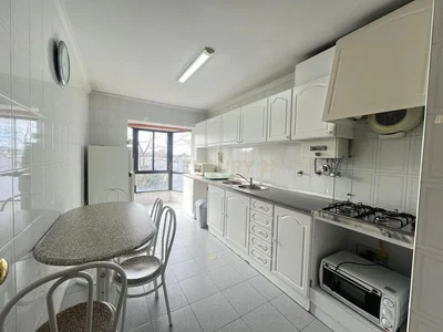 Кухиња; плочице, природно светло, кухињски апарати