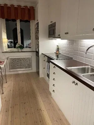 Mutfak; mutfak aletleri, ahşap zemin, doğal ışık